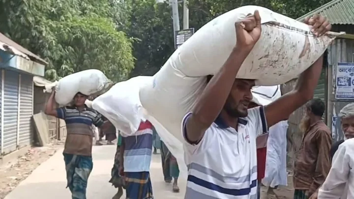কুড়িগ্রামে ফের ডিলারের গুদামে হামলা চালিয়ে সার লুটপাট