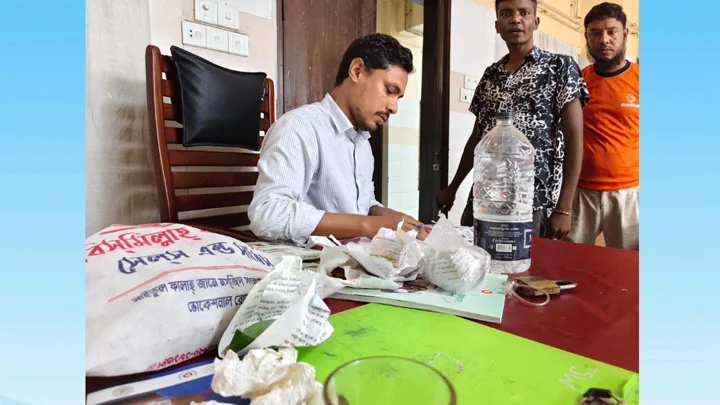চিকিৎসকের টেবিলে ছড়িয়ে-ছিটিয়ে খাবারের প্যাকেট ও উচ্ছিষ্ট