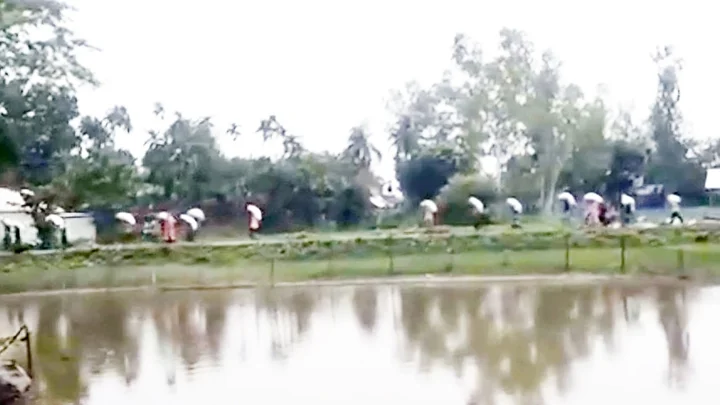 কুড়িগ্রামে সার না পেয়ে গুদামে হামলা-লুটপাট চালালেন বিক্ষুব্ধ কৃষকরা