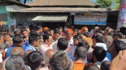 সারের দাবিতে লালমনিরহাট-বুড়িমারী মহাসড়ক অবরোধ