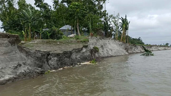 ‘ভাইয়ের বাড়িও যদি ধরলার পেটোত যায়, যামো কোনঠে’