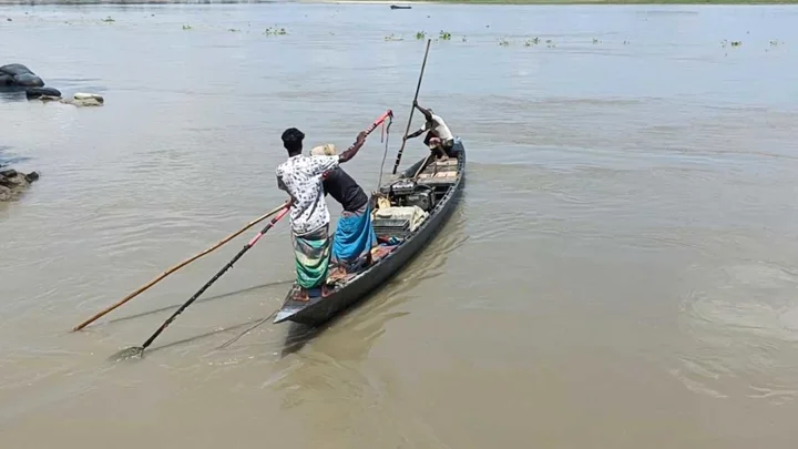 কুড়িগ্রামের নদ-নদীতে রাতে চলছে বিদ্যুতের শকে মাছ নিধন