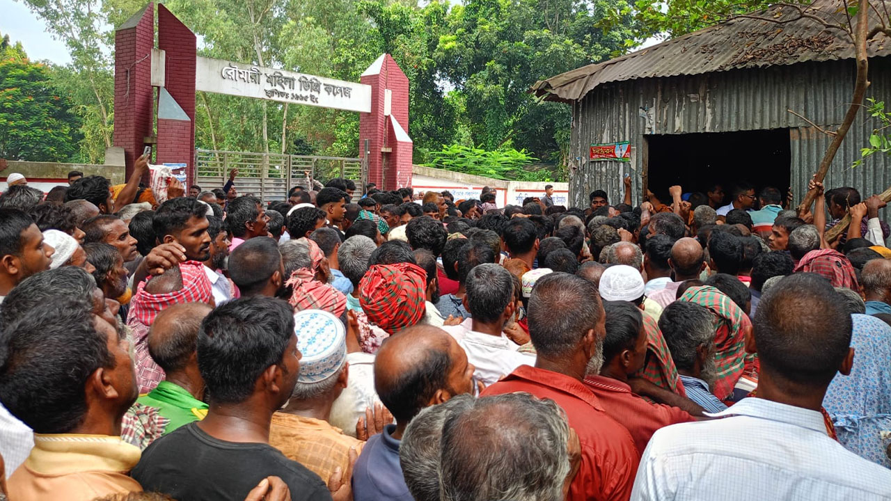 গুদামের সামনে জড়ো হন কৃষকরা। ছবি: এশিয়া পোস্ট