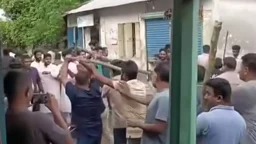 কু‌ড়িগ্রা‌মে পুলিশের সামনে এন‌সি‌পির মি‌ছি‌লে হামলা