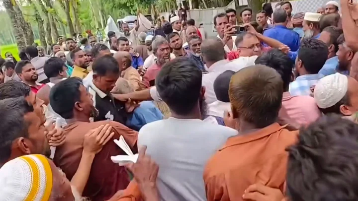কুড়িগ্রামে সার বিতরণে হট্টগোল, সড়ক অবরোধ