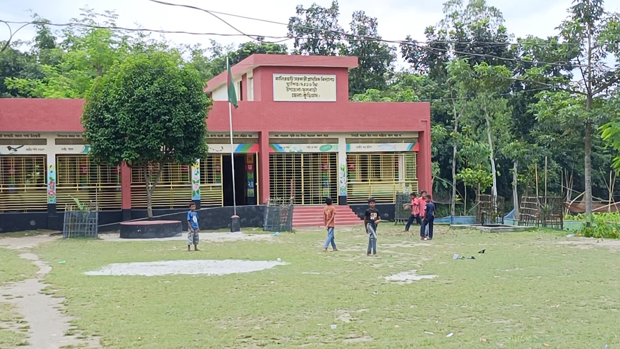 ছিটমহল বিনিময়ের পর কুড়িগ্রামের ফুলবাড়ী উপজেলায় নির্মিত সরকারি প্রাথমিক বিদ্যালয়। ছবি: এশিয়া পোস্ট