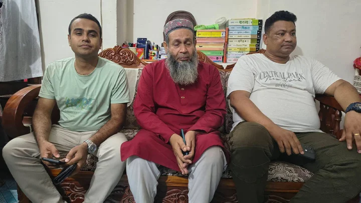 প্রধানমন্ত্রীর নির্দেশে সেই শিক্ষককে বাড়িতে পৌঁছে দিল পুলিশ
