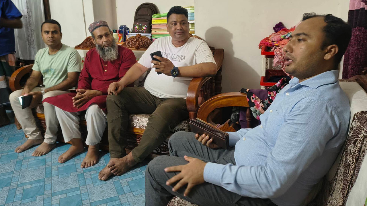 বাড়িতে পৌঁছানোর পর অন্যদের সোফায় বসে আছেন শিক্ষক গোলাম কিবরিয়া লালন (মাঝে লাল পাঞ্জাবি পরা)। ছবি: এশিয়া পোস্ট