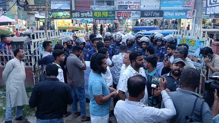 কুষ্টিয়ায় এনসিপির বিক্ষোভ আটকে দিয়ে পুলিশ বলছে, নিরাপত্তাঝুঁকি আছে
