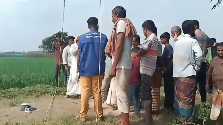 কিছু একটা টানাটানি করছিল শিয়াল, সামনে গিয়ে কৃষক দেখলেন মরদেহ