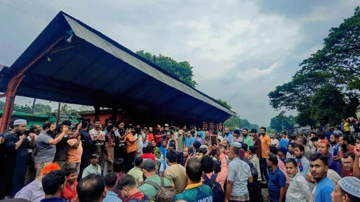 খোকসায় বেনাপোল এক্সপ্রেসের যাত্রাবিরতি বহালের দাবিতে মানববন্ধন
