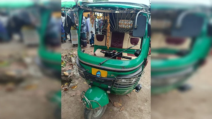 কুষ্টিয়ায় যানবাহনের ত্রিমুখী সংঘর্ষে প্রাণ গেল অটোরিকশাযাত্রীর