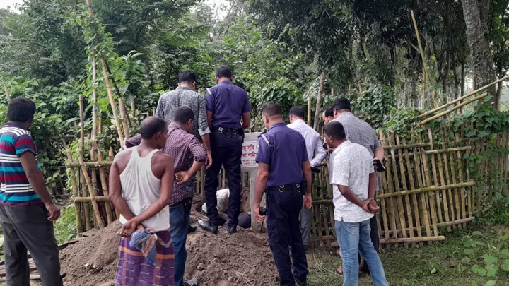পীর শামিমের দেহাবশেষ নিয়ে ‘টানাটানির’ ঘটনায় মামলা, পুলিশ মোতায়েন