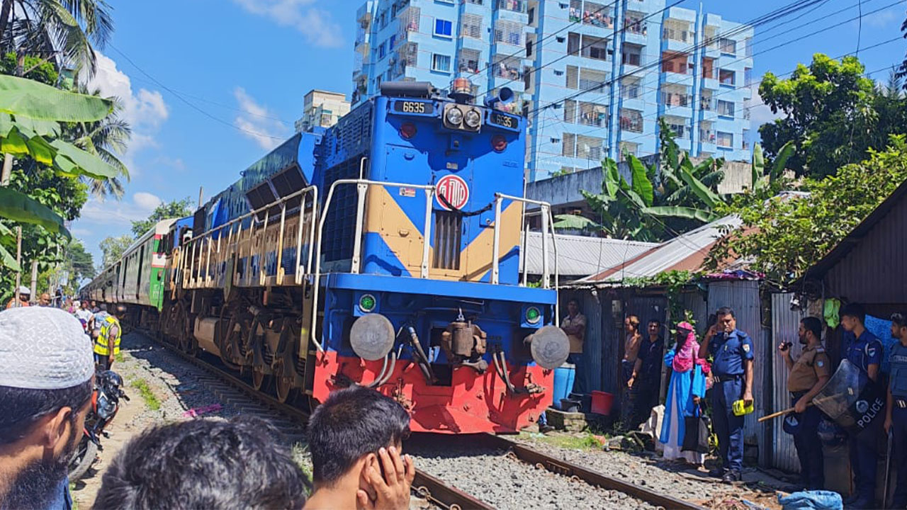 কুষ্টিয়ায় চলন্ত ট্রেনে দুই যাত্রীকে ছুরিকাঘাত করলেন টিকিট পরীক্ষক