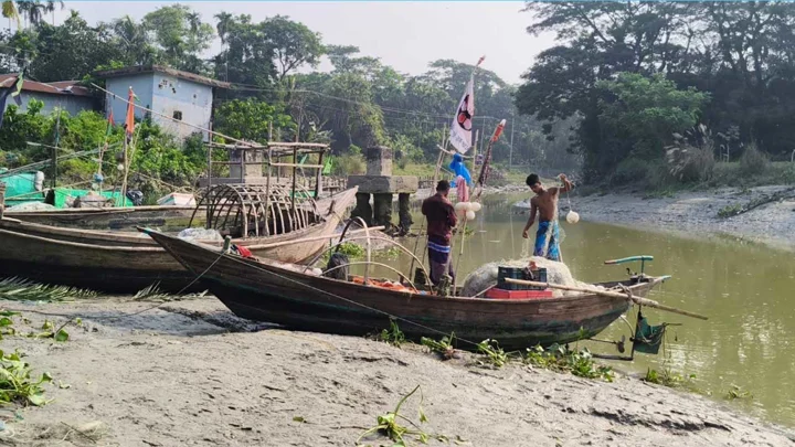 সংসার চালানো নিয়ে দুশ্চিন্তায় জেলেরা