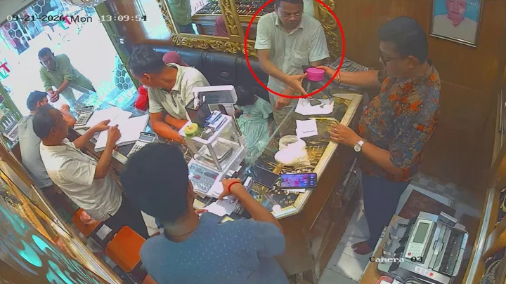 গ্রাহককে দেখানোর কথা বলে ২২ ভরি স্বর্ণ নিয়ে চম্পট ব্যবসায়ী ঢাকায় গ্রেপ্তার