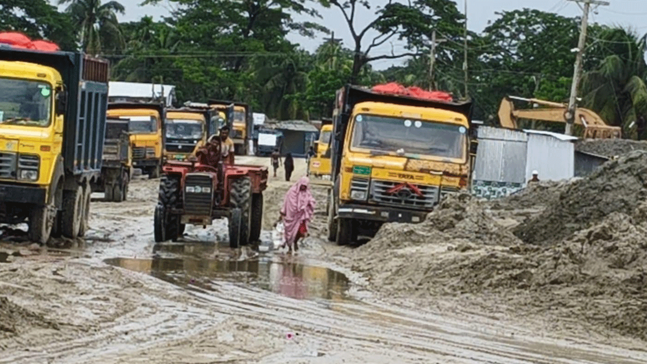 বৃষ্টিতে বালু-কাদায় নাকাল মজুচৌধুরীর হাট ফেরিঘাট, দুর্ভোগে যাত্রী-চালকেরা