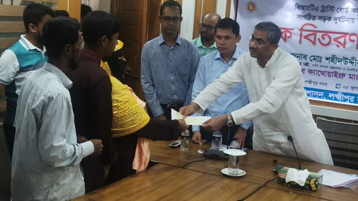 লক্ষ্মীপুরে সড়ক দুর্ঘটনায় ক্ষতিগ্রস্ত ২৯ পরিবারকে কোটি টাকা সহায়তা