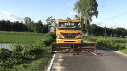পাহাড়ি ঢলে দহগ্রামে সড়ক ধস, মেরামতের মালামাল আটকে দিল বিএসএফ