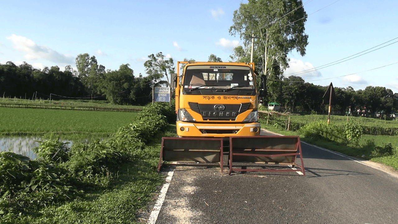 পাহাড়ি ঢলে দহগ্রামে সড়ক ধস, মেরামতের মালামাল আটকে দিল বিএসএফ