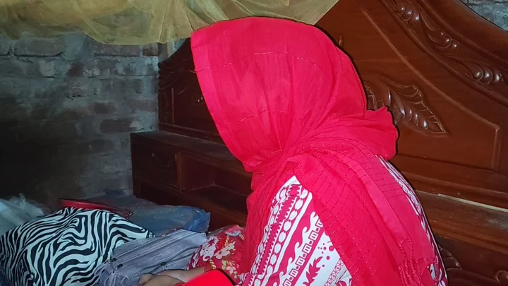 বিয়ের দাবিতে স্কুলশিক্ষিকার অনশন, লাপাত্তা সহকারী জজ