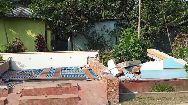 এক্সকাভেটর নিয়ে আইনজীবীর বাড়িতে তাণ্ডব, হামলায় আহত ৪