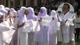 অবসরে যাওয়া প্রধান শিক্ষককে ফেরাতে শিক্ষার্থীদের ক্লাস বর্জন