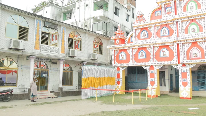 একই উঠানে মসজিদ-মন্দির, মাঝে দূরত্ব তিন ফুট