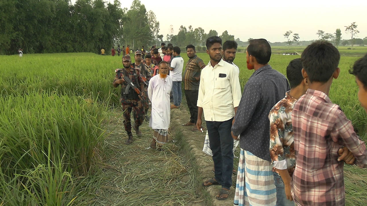 বিজিবির সঙ্গে পাহারায় গ্রামবাসী। ছবি : এশিয়া পোস্ট
