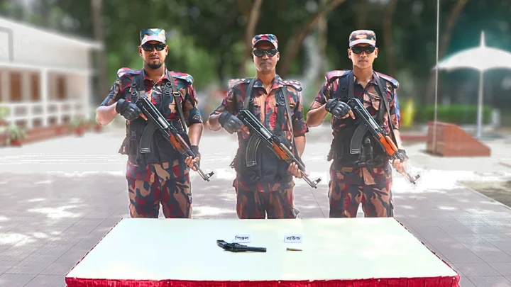 লালমনিরহাট সীমান্তবর্তী এলাকায় পলিথিনে মোড়ানো ছিল পিস্তল-গুলি