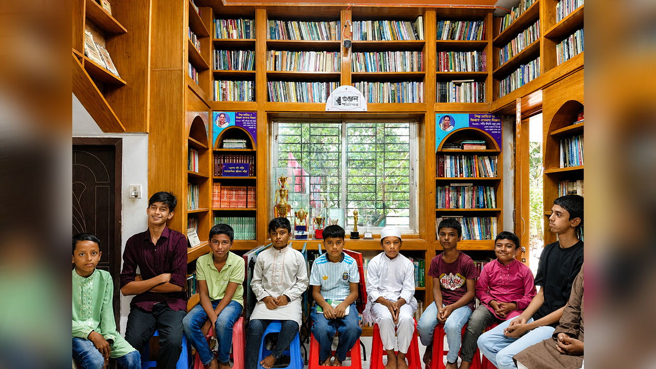 পাঠাগারে অধ্যয়নে অংশ নেওয়া শিশু-কিশোররা। ব্রাহ্মণবাড়িয়ার নবীনগর উপজেলার সুহাতা গ্রামের ‘গুঞ্জন পাঠাগার’। ছবি: এশিয়া পোস্ট