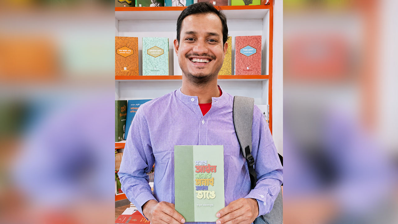 বই হাতে ‘গুঞ্জন পাঠাগারের’ প্রতিষ্ঠাতা স্বপন মিয়া। ছবি: এশিয়া পোস্ট