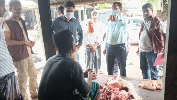 জামালপুরে পচা মাংস বিক্রির অভিযোগে ব্যবসায়ীকে জরিমানা