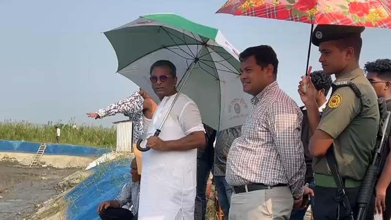 অভিযানের সময় চাঁদপুর-৩ আসনের সংসদ সদস্য শেখ ফরিদ আহমেদ মানিকের উপস্থিতি। ছবি: এশিয়া পোস্ট