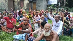 ভোটকেন্দ্র সরানোর উদ্যোগে ক্ষোভ, মাদারীপুরে সাত গ্রামের মানুষের বিক্ষোভ