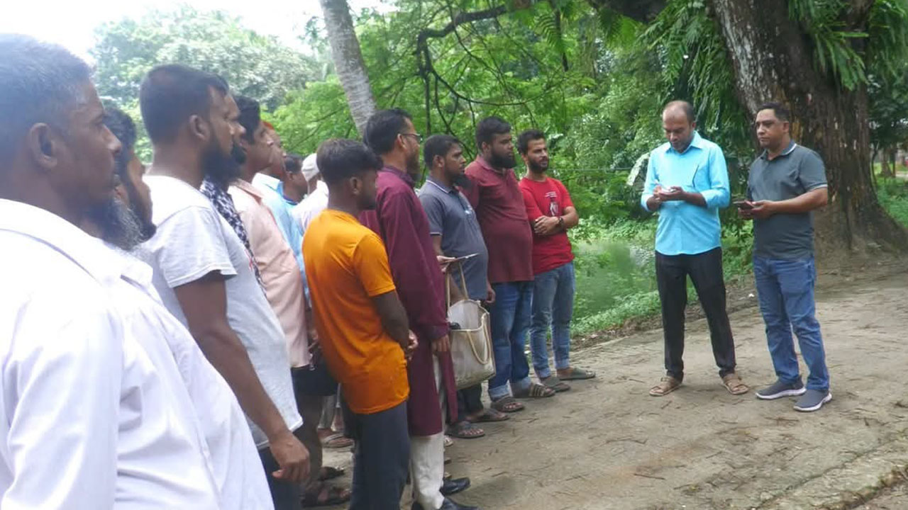 বকেয়া উৎসব ভাতা আদায়ে শিক্ষা কর্মকর্তার কার্যালয় ঘেরাও