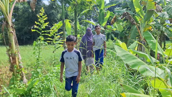 জমি কিনেও মিলছে না চলাচলের পথ, দুই সন্তান নিয়ে দুর্ভোগে প্রবাসীর স্ত্রী
