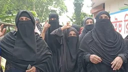 ‘মেয়ের জন্য বিচার চাইতে থানায় গিয়েছিলাম, এখন আমিই মামলার আসামি’