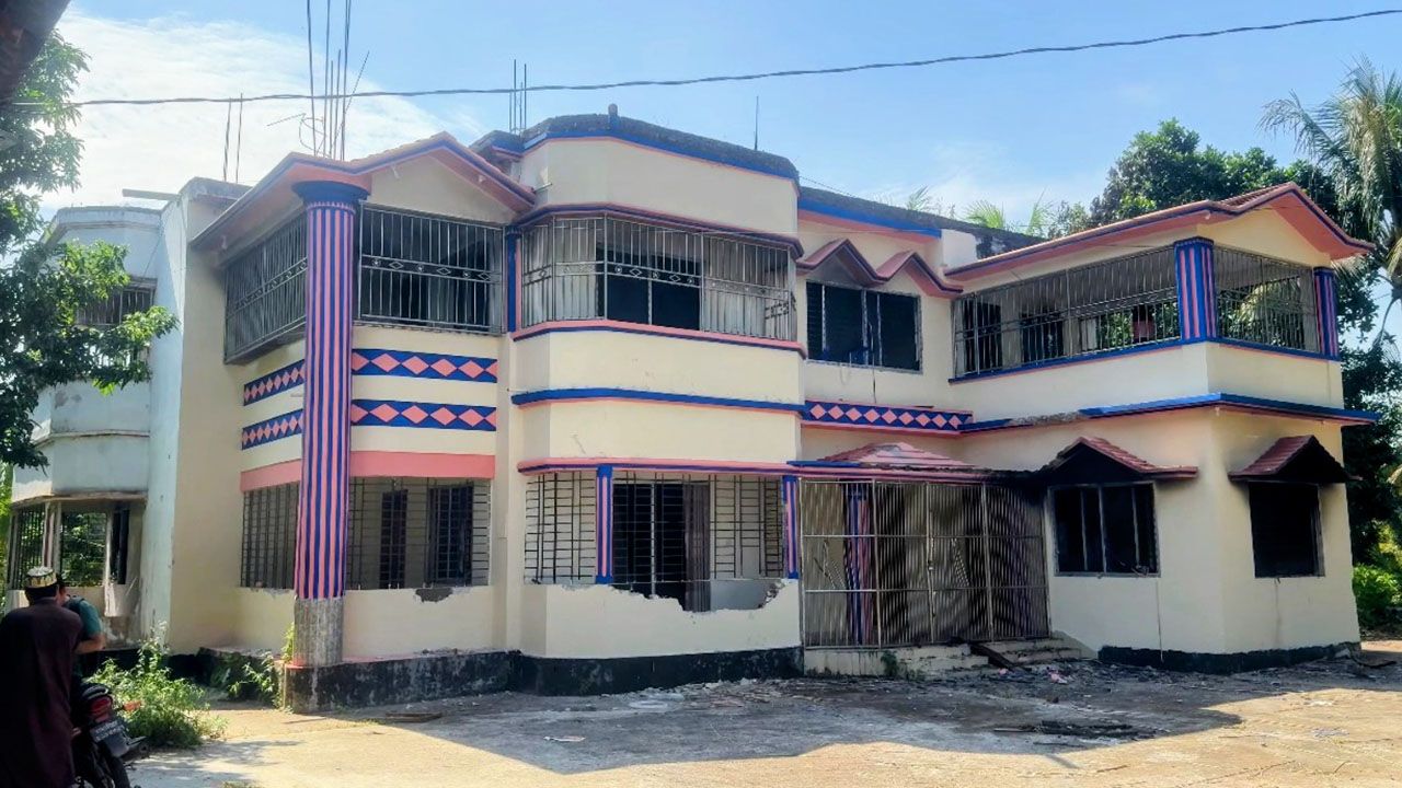হামলায় ক্ষতিগ্রস্ত একটি বাড়ি। ছবি : এশিয়া পোস্ট