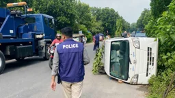 পুলিশের পিকআপ উল্টে কনস্টেবল নিহত