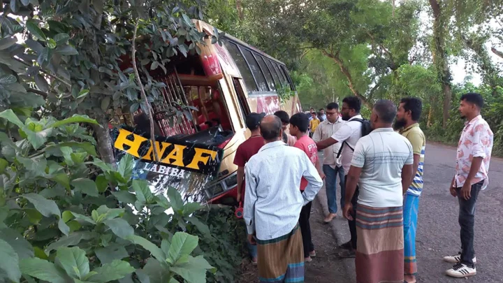 যাত্রীবাহী বাস নিয়ন্ত্রণ হারিয়ে গাছে ধাক্কা, আহত ২০