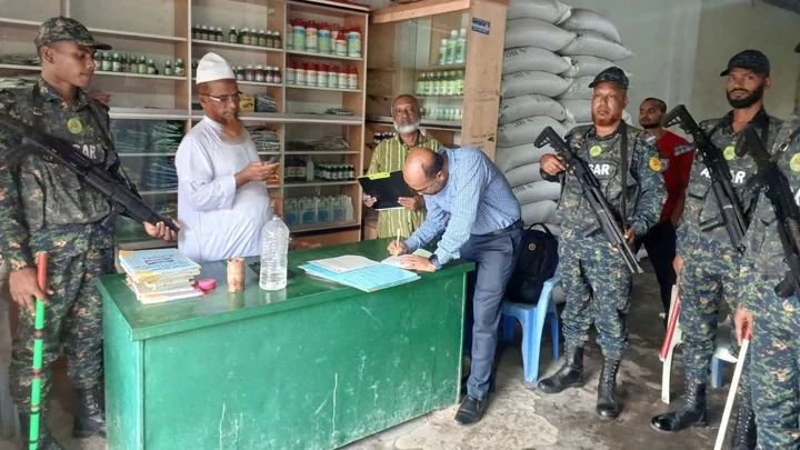 বস্তায় ৩০০ টাকা বেশি, সার ব্যবসায়ীকে এক লাখ টাকা জরিমানা