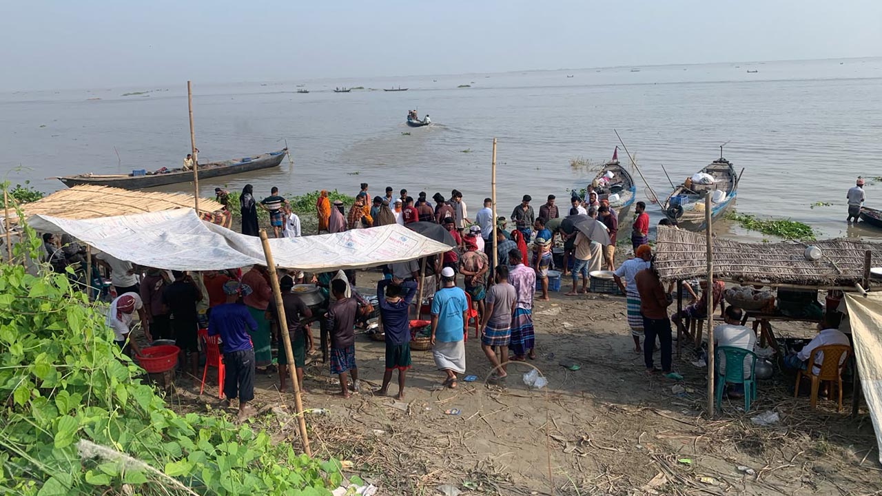 বন্দরখোলা ইউনিয়নের কাজিরসূরা এলাকায় পদ্মার পাড়ে একটি অস্থায়ী ইলিশের হাট। ছবি : এশিয়া পোস্ট