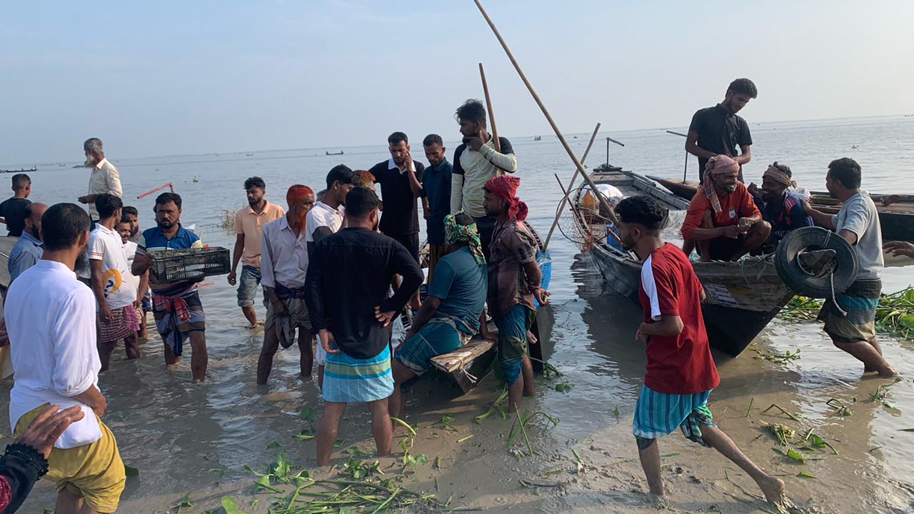 কেউ কেউ ঘাটে পৌঁছানোর আগেই ট্রলারে থাকা অবস্থায় পাইকারি বিক্রেতাদের কাছে মাছ বিক্রি করে দিচ্ছেন। ছবি : এশিয়া পোস্ট