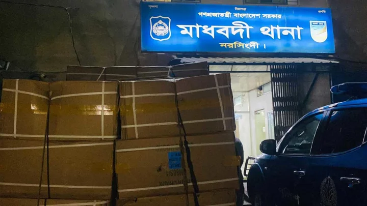নরসিংদীতে শুল্ক ফাঁকি দিয়ে আনা ২০ কার্টন সুতা জব্দ