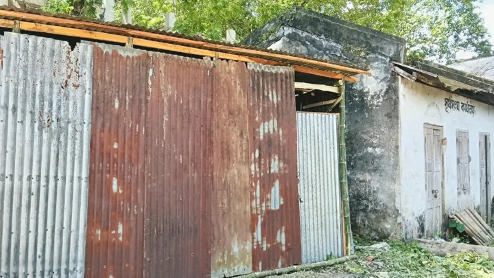 রাতের আঁধারে সংঘের নামে সরকারি জমি দখল, টিনের ঘর নির্মাণ