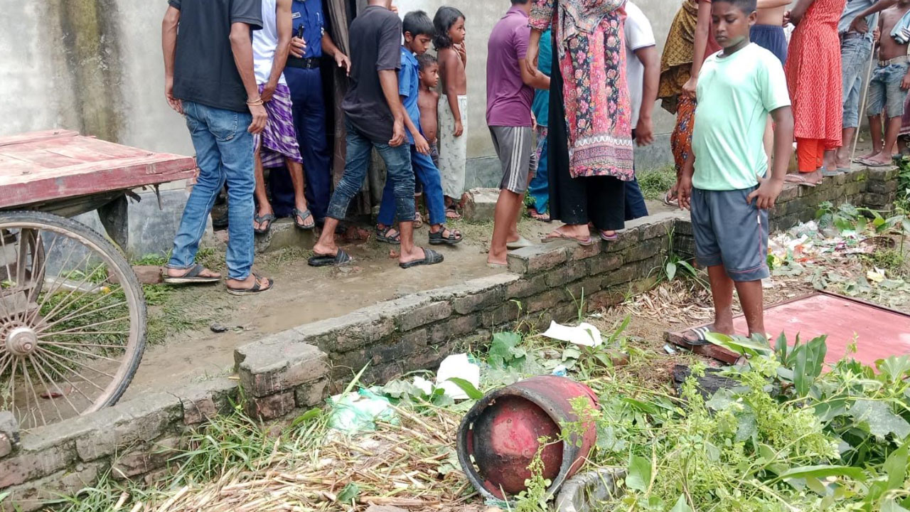 দরজা আটকে সিলিন্ডারে আগুন, প্রাণ গেল শিপলুর