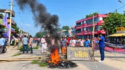 যুবদল নেতা হত্যার প্রতিবাদে মাগুরায় বিক্ষোভ, সড়ক অবরোধ