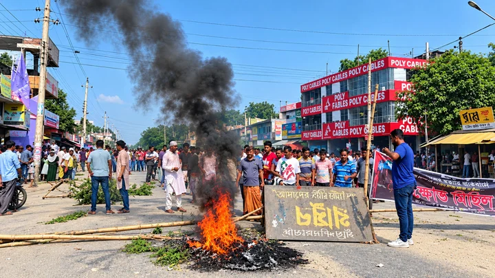 যুবদল নেতা হত্যার প্রতিবাদে মাগুরায় বিক্ষোভ, সড়ক অবরোধ