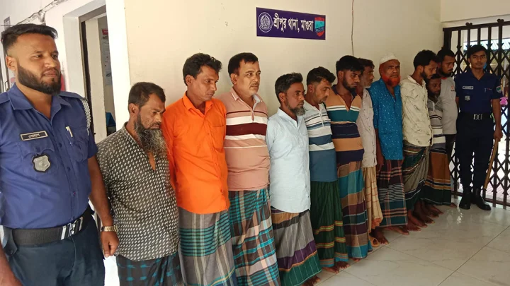 দোকানে বসেছিল জুয়ার আসর, পুলিশের অভিযানে আটক ১১